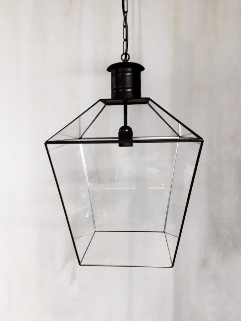 Farol artesanal con acabados negros