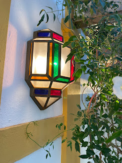 Aplique de farol con vidrios de colores