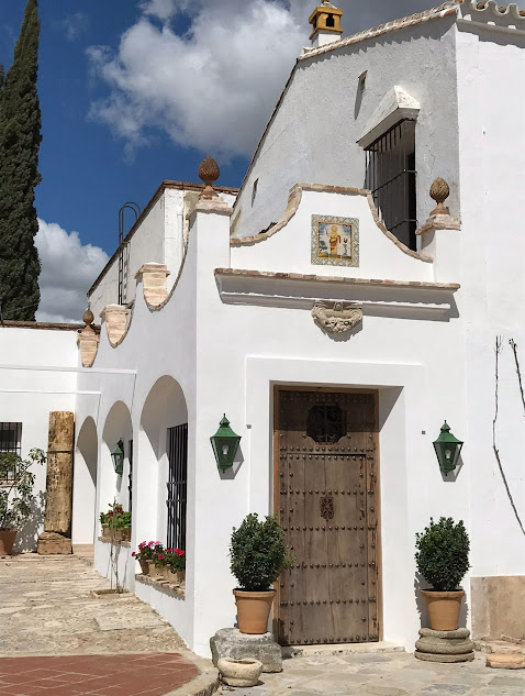 Farol de pared Mercader en fachada de casa andaluza